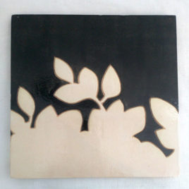 Dessous de plat noir feuilles blanches